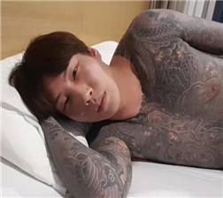 在客厅里面开干7 flv