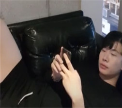 两人在沙发上暧昧2000055-002215 mp4