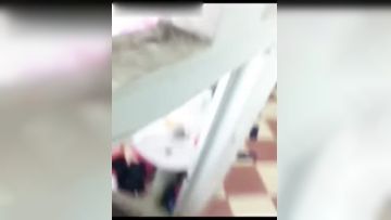 城中村出租屋偷拍附近的年轻打工妹洗澡