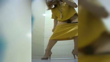 偷拍厕所短裙女
