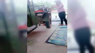 ✿户外搭讪✿ 牛人大哥乡下猎艳 勾搭菜地里打药的大婶 软磨硬泡迷煳中就被500块套路肏穴 缠绵肉体席地而战