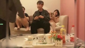 约炮须谨慎 小心成网红【姐妹探花】混乱4P 姐妹俩把上门兄弟伺候高潮