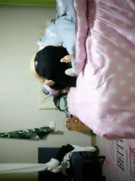 【阿星探花】，刚毕业22岁学生妹，爱巢内嬉笑打闹，浓情蜜意舌吻调情，肤白貌美，身材玲珑有致，做爱投入