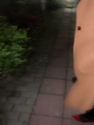 带著骚货玩个户外，大街上漏出按著她的头口交，不时有行人路过好刺激，来到车上露脸激情口交爆草，骚货的呻吟都能让你射