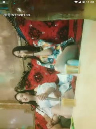 歌厅探花陈先生KTV唱歌，点了两个美女4P淫乱大战，撩起衣服摸摸奶子，一人一个同时进行，后入骑乘猛烈撞击