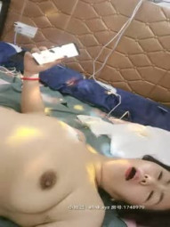 风韵犹存的少妇露脸跟眼镜小哥激情啪啪，给小哥把鸡巴舔硬，亲着小嘴玩着骚逼，无套抽插浪荡呻吟表情好骚