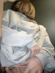 广州泡良小伙爱户外，【约妹狂人小李探花】小少妇也喜欢刺激，卫生间脱光玩弄鲍鱼，白浆顺着小穴淌，骚货被干满足 (online-video-cutter.com)