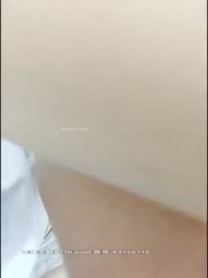 超级清纯甜美的大学生妹子，和包养她的大叔在一起，先去KTV唱唱歌，回来后就先来了一发，下面太粉太紧了忍不住内射