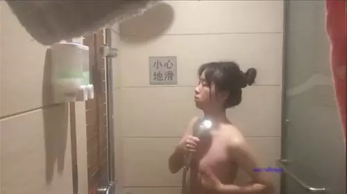 2019最新流出趁妹子洗澡不在意偷拍精选对白非常有意思