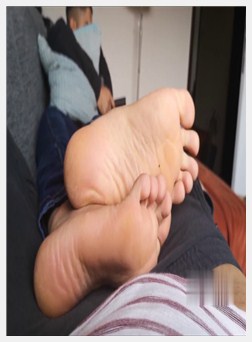 同性恋男性的脚和出汗的黑色袜子