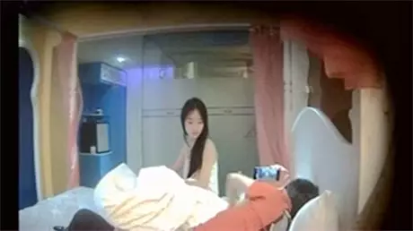 长相清纯妹子奶茶店打烊双人口交秀 过廊蹲着口交再坐...