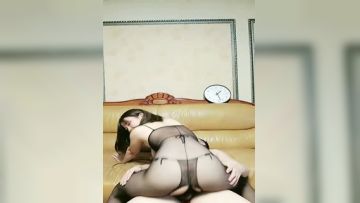 披肩短发颜值不错的小少妇【中篇】情趣开档黑丝诱惑，让大哥爆草啪啪直播，激情后入揉着骚奶子玩弄，浪叫呻吟好骚