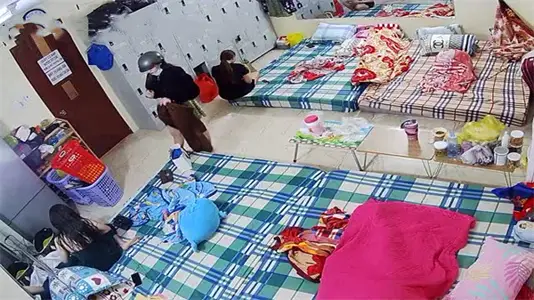 高端足浴会所偷拍：极品技师睡前裸身调情，香艳更衣秀火辣身材！